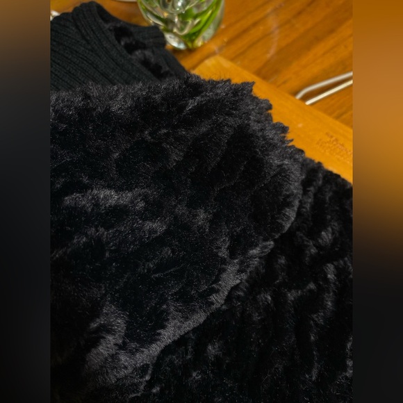 Chico's Elegant Black Faux Fur Vest w/Sweater Back & Side Pockets - Picture 10 of 12